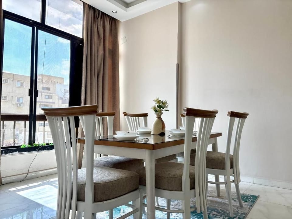Deluxe Apartment, 3 Bedrooms | Dining