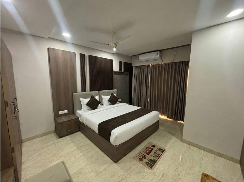Premium Room | Desk, laptop workspace, WiFi (free), bed sheets
