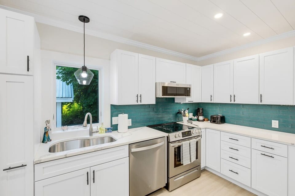 3.1 Kitchen - Fully Stocked kitchen for preparing you fresh catches