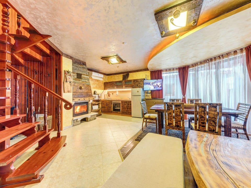 Deluxe Villa, Fireplace, Mountain View | Living area | Fireplace