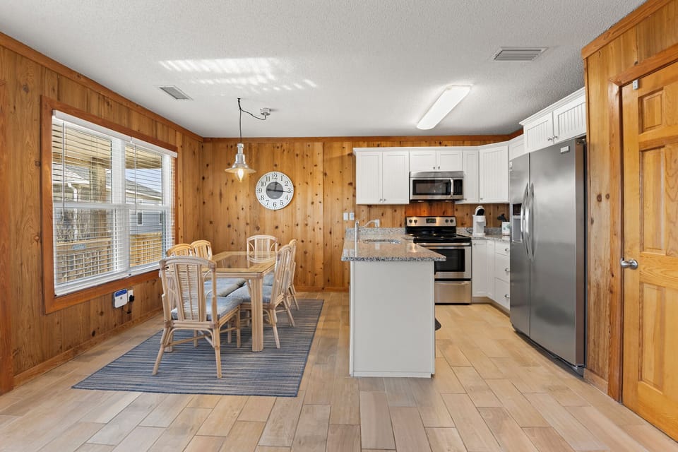 ISB8: Dee by the Sea | Dining Area And Kitchen
