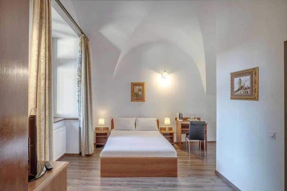 Double Room | Desk, laptop workspace, iron/ironing board, free WiFi