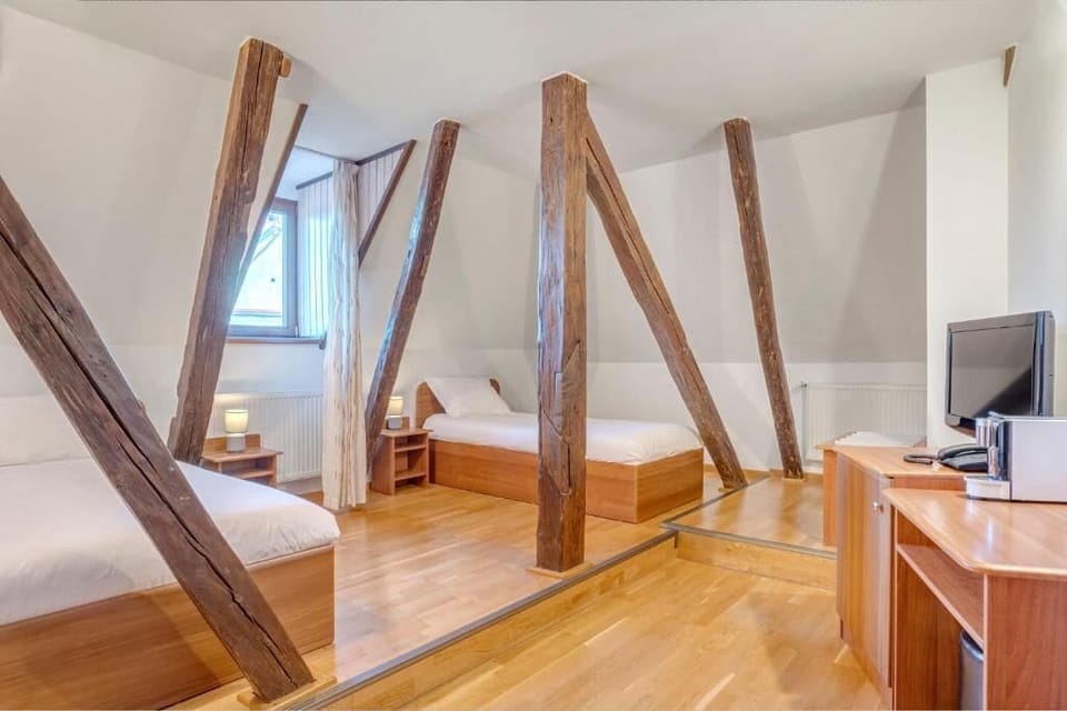 Twin Room | Desk, laptop workspace, iron/ironing board, free WiFi
