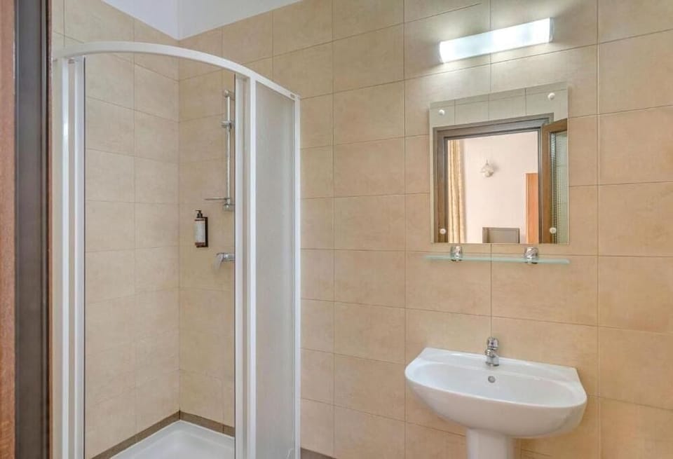 Double Room | Bathroom | Shower, free toiletries, hair dryer, towels
