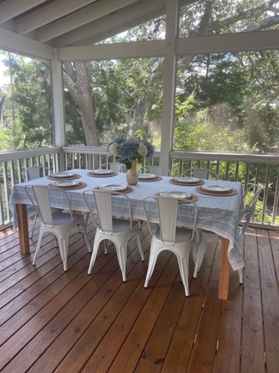 screened-in back porch has seating for 8