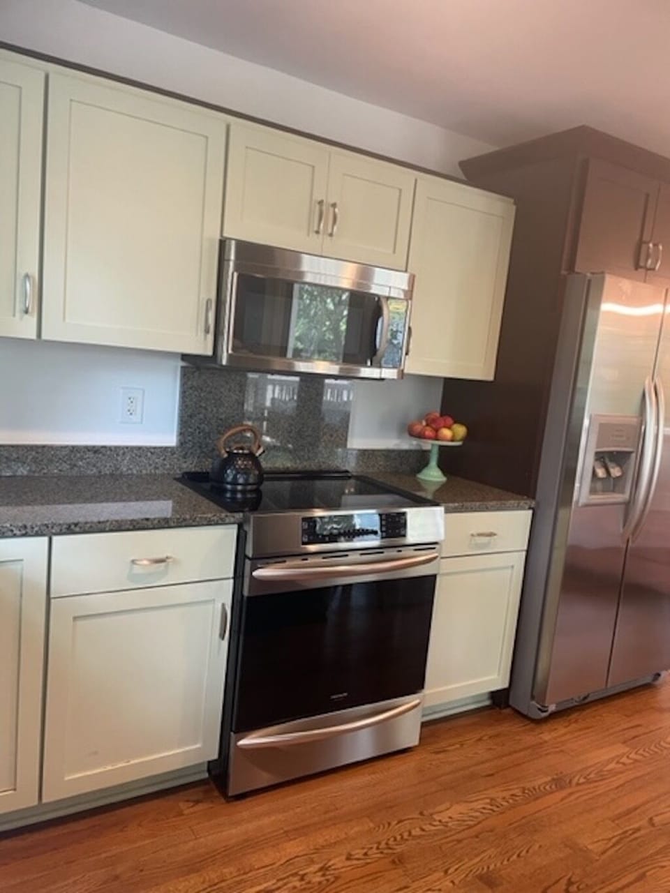 kitchen includes dishwasher, stove, oven, fridge, microwave, etc