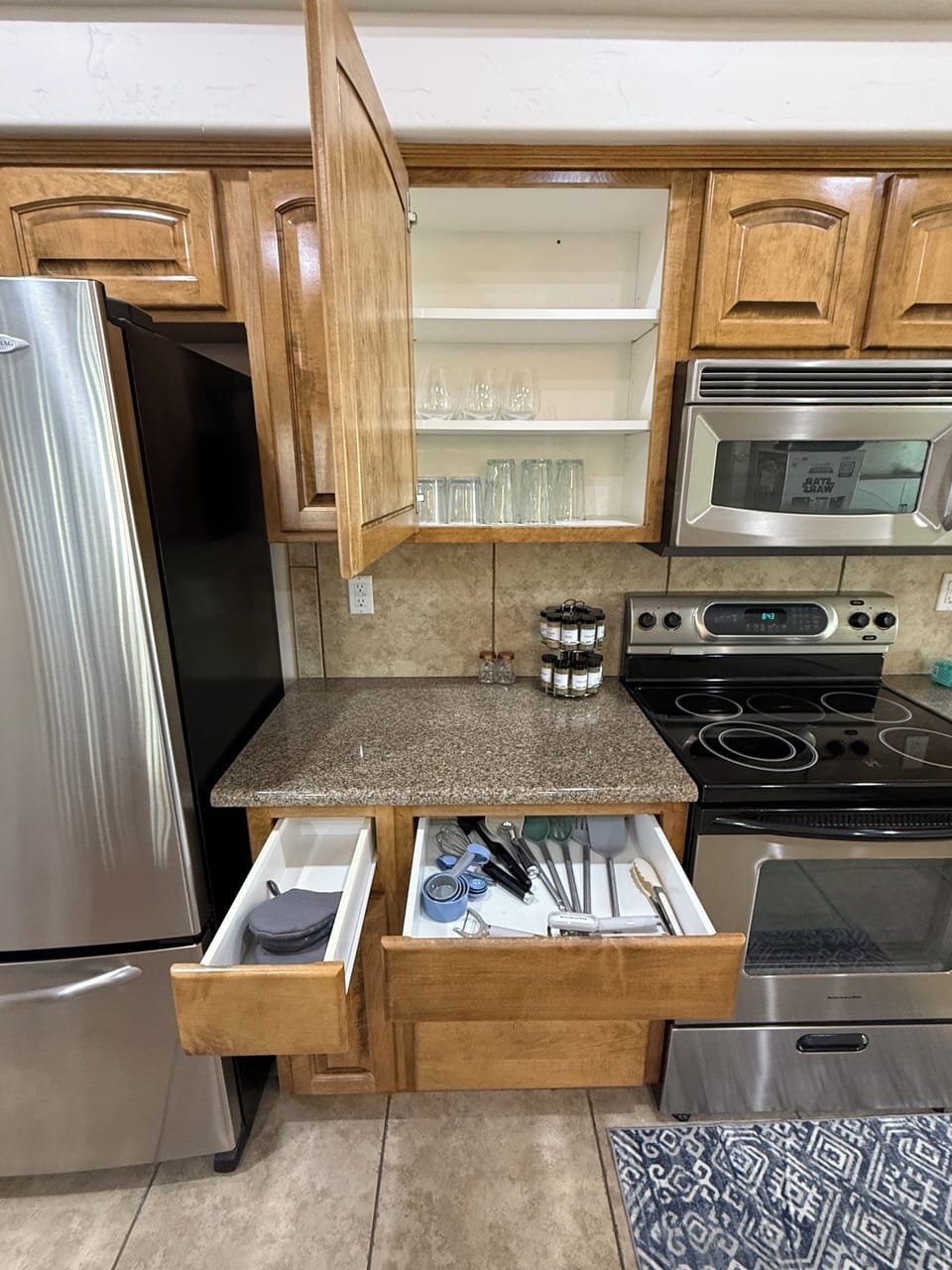 KFully Stocked kitchen
