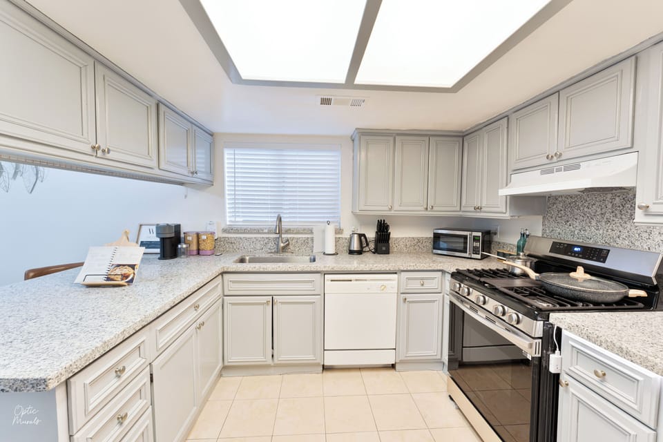 Spacious kitchen ideal for home cooking with all the appliances. 