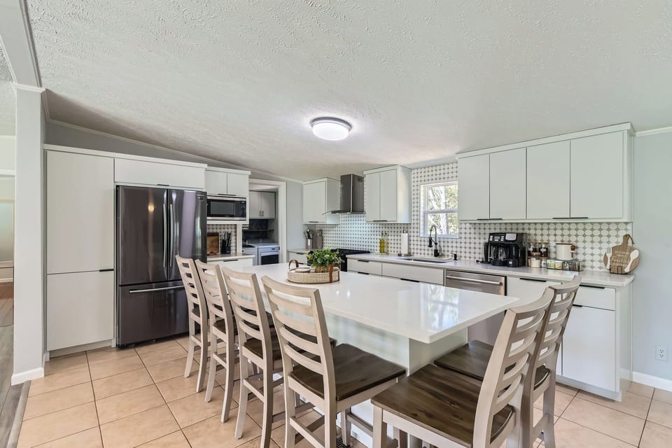 Another view of the gorgeous kitchen. 