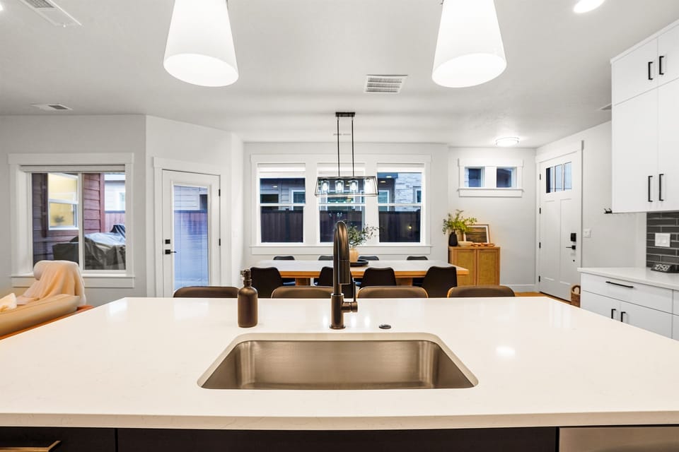 Cook in style with this modern and fully equipped kitchen.