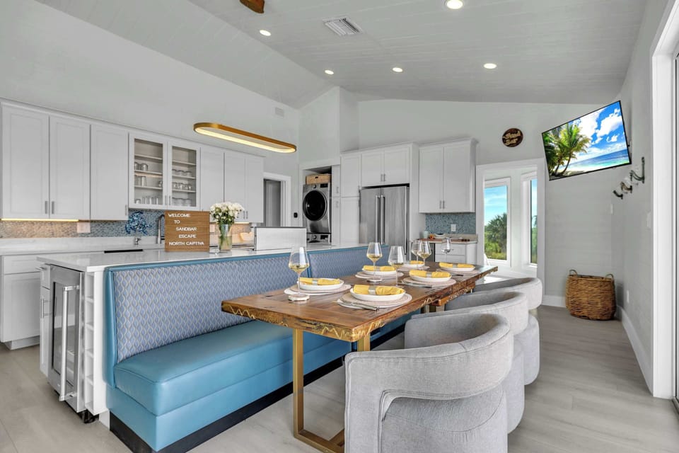 Thoughtfully designed kitchen and dining space with generous seating—ideal for meals, entertaining, and relaxed evenings in