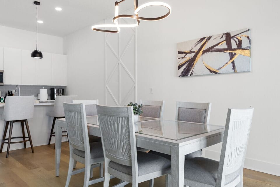 6 person dining area