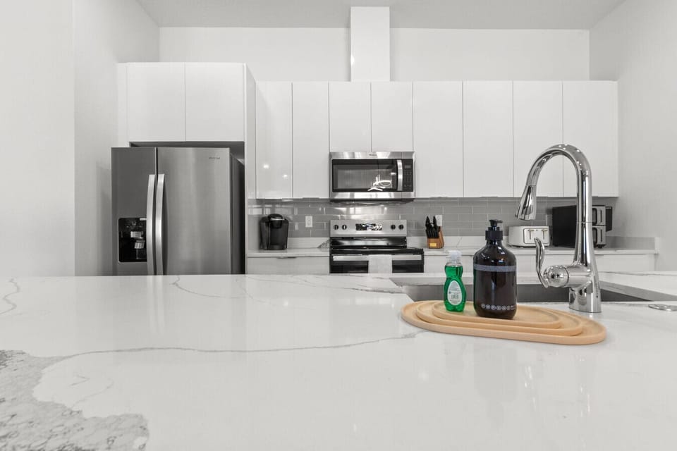 Modern, fully stocked kitchen with granite counter tops