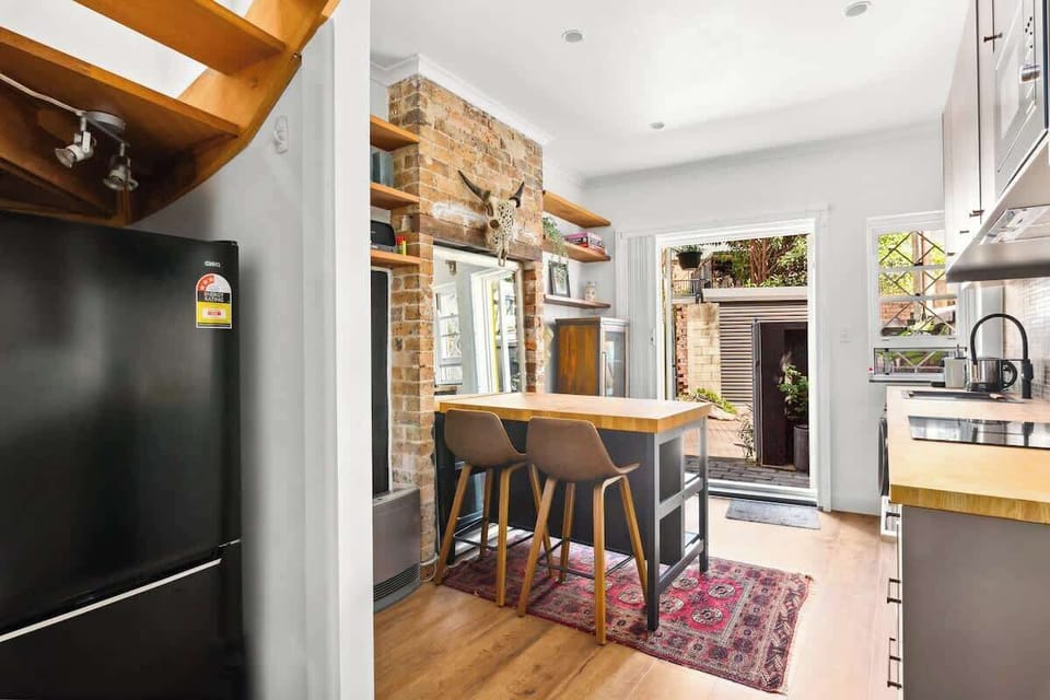 Enjoy relaxed inner-city living with space to cook, dine, and unwind. Prepare meals in the stylish kitchen, share breakfast at the island, or step outside to the leafy courtyard for coffee, quiet moments, and alfresco evenings at home.