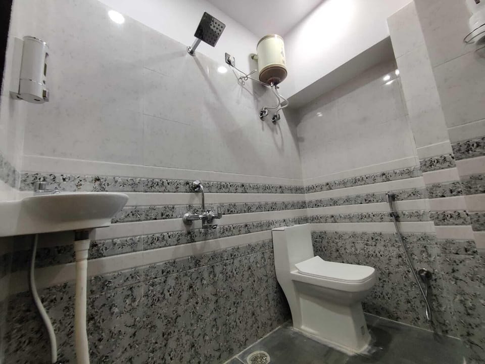 Deluxe Double Room | Bathroom | Shower, free toiletries, slippers, bidet