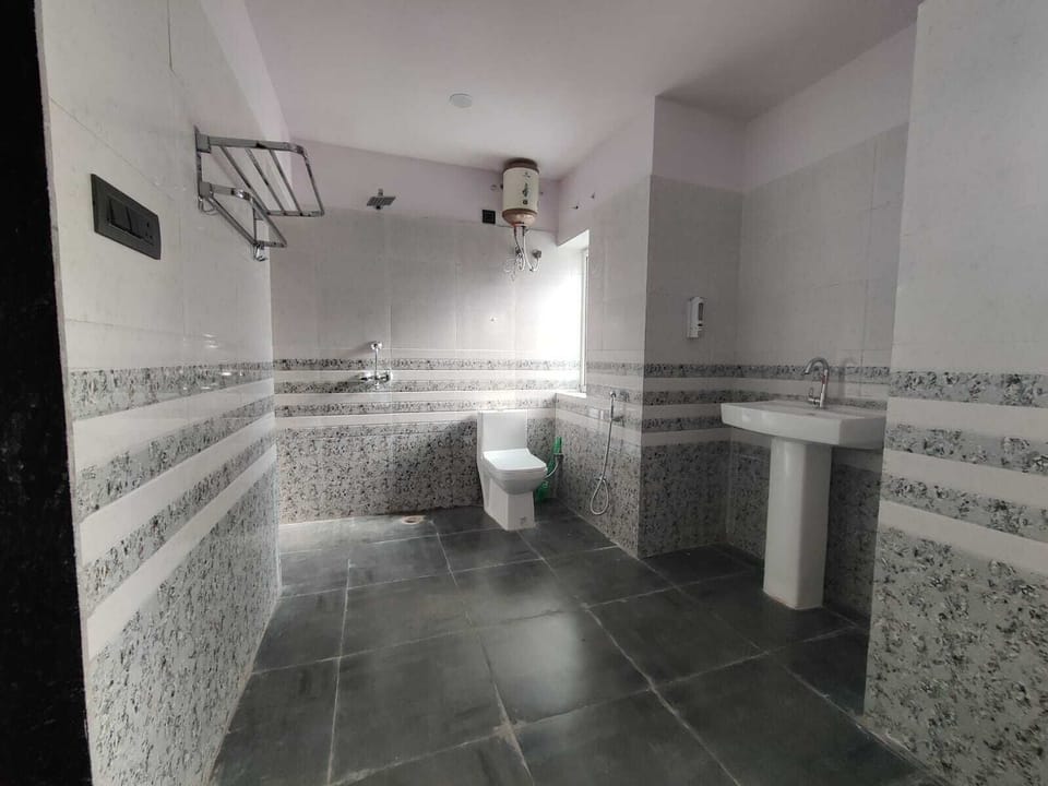 Family Double or Twin Room | Bathroom | Shower, free toiletries, slippers, bidet