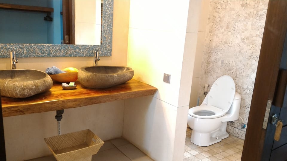 Sweet Room | Bathroom | Shower, free toiletries, towels