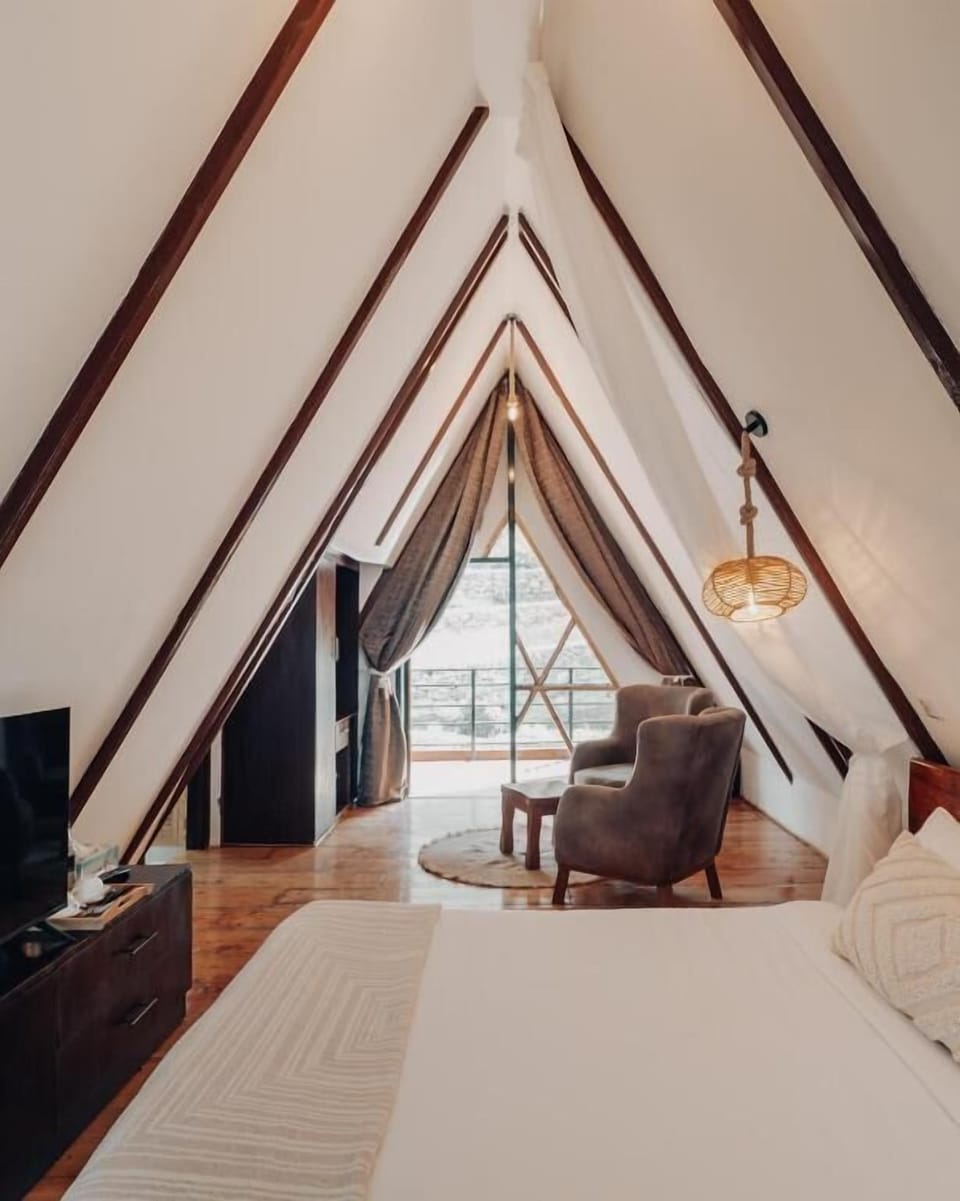 Penthouse, Balcony, Valley View | Desk, iron/ironing board, free WiFi