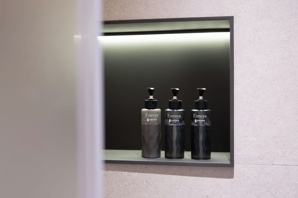 Comfort Double Room, Lanai, Courtyard View | Bathroom | Shower, rainfall showerhead, designer toiletries, hair dryer