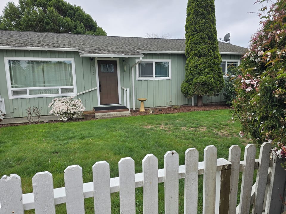 Charming fenced cottage with lawn, big windows & cozy porch