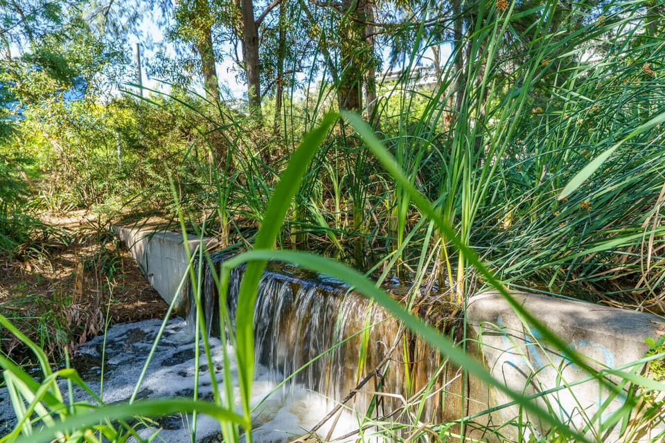 Green spaces around the property add to the relaxed, quiet atmosphere of the neighbourhood.