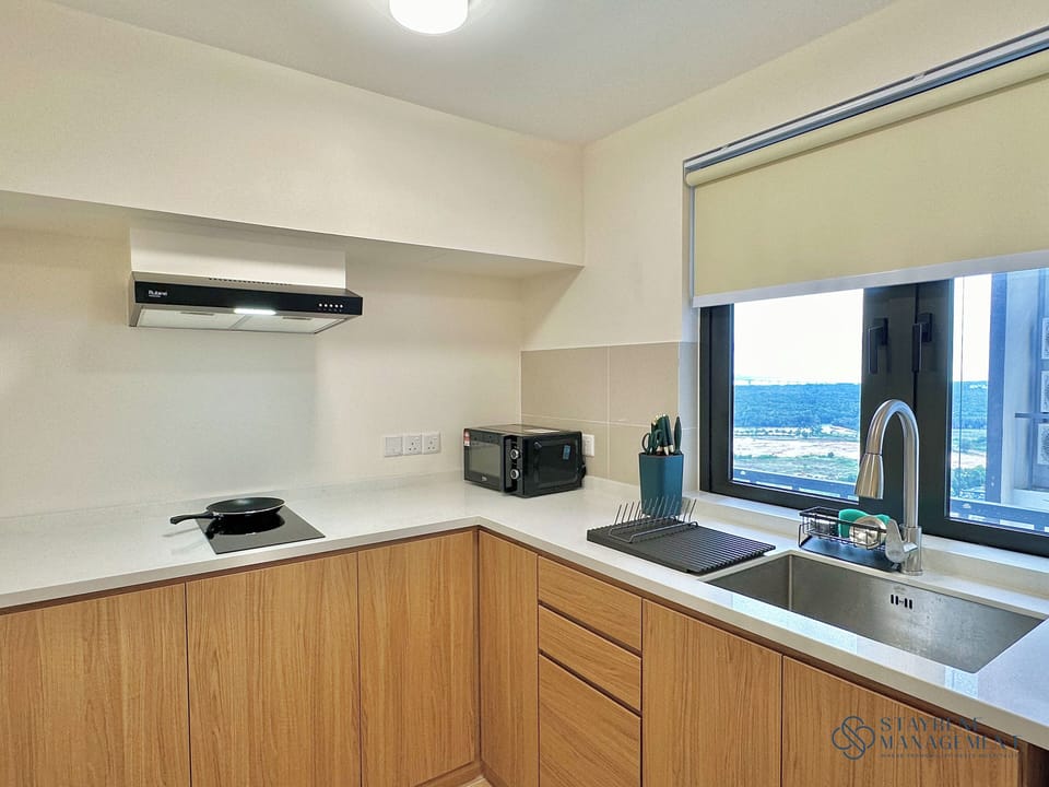 Deluxe Duplex, 2 Bedrooms, City View | Private kitchen | Electric kettle