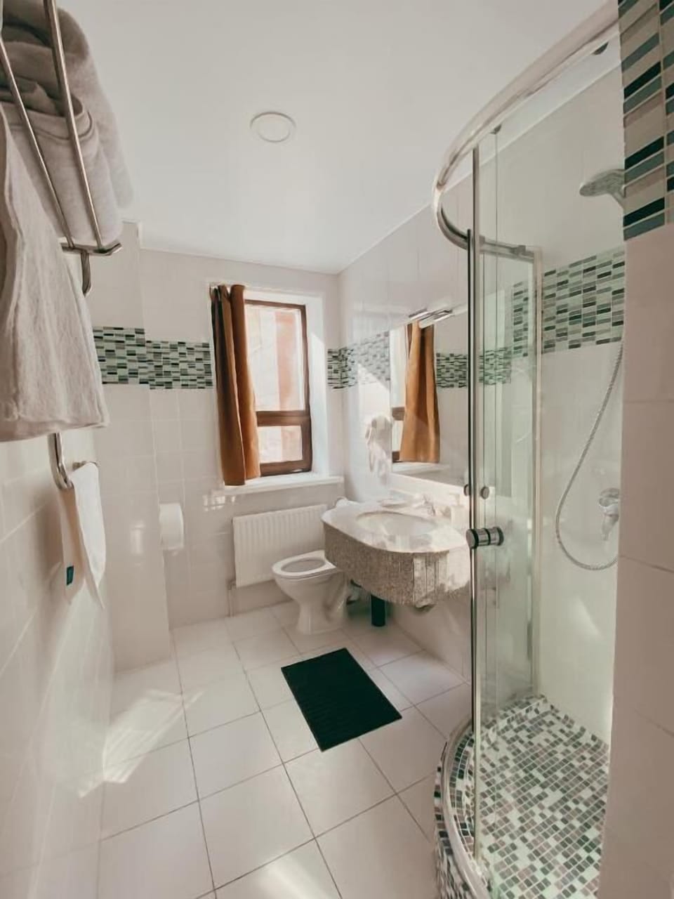 Standard Twin Room | Bathroom | Bathrobes, slippers