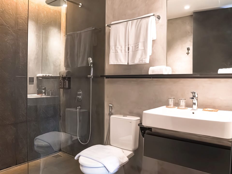 Deluxe Room | Bathroom | Shower, hair dryer, bidet, towels