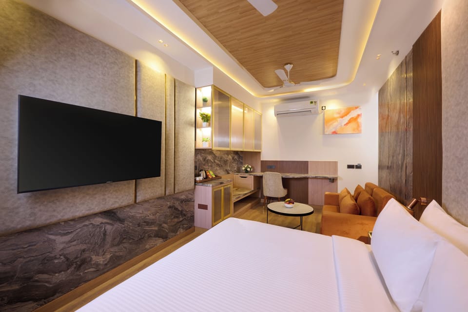 Executive Double City View With Balcony | Desk, laptop workspace, blackout drapes, iron/ironing board