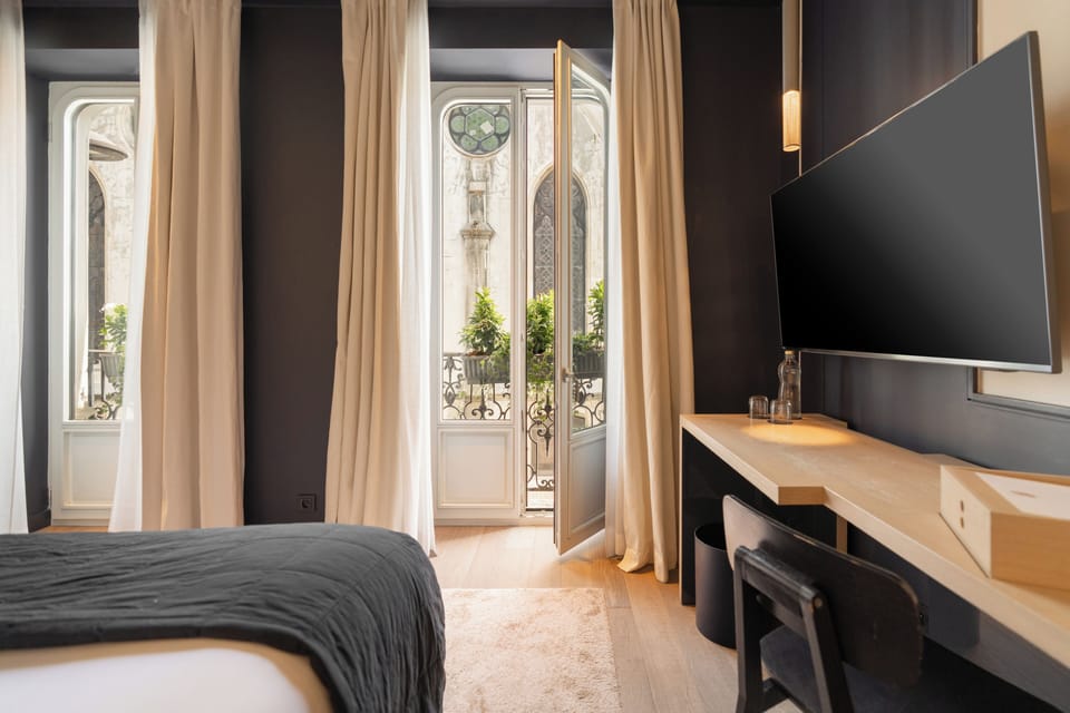 Superior Room | Egyptian cotton sheets, premium bedding, minibar, in-room safe