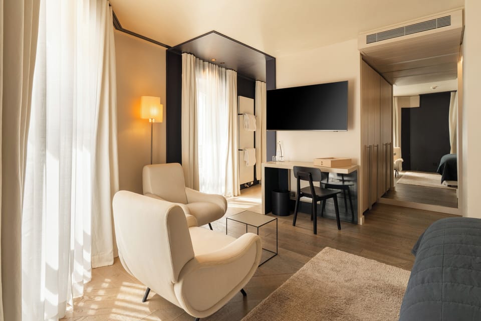 Deluxe Room | Egyptian cotton sheets, premium bedding, minibar, in-room safe