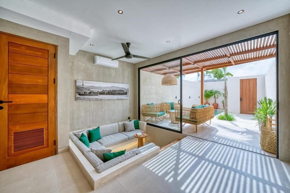 Luxury Villa, Lanai, Pool View | Interior