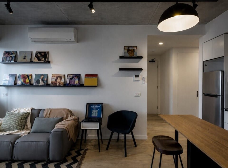The living room is decorated with a smart HD TV, a record player, a vinyl collection and a winter garden.