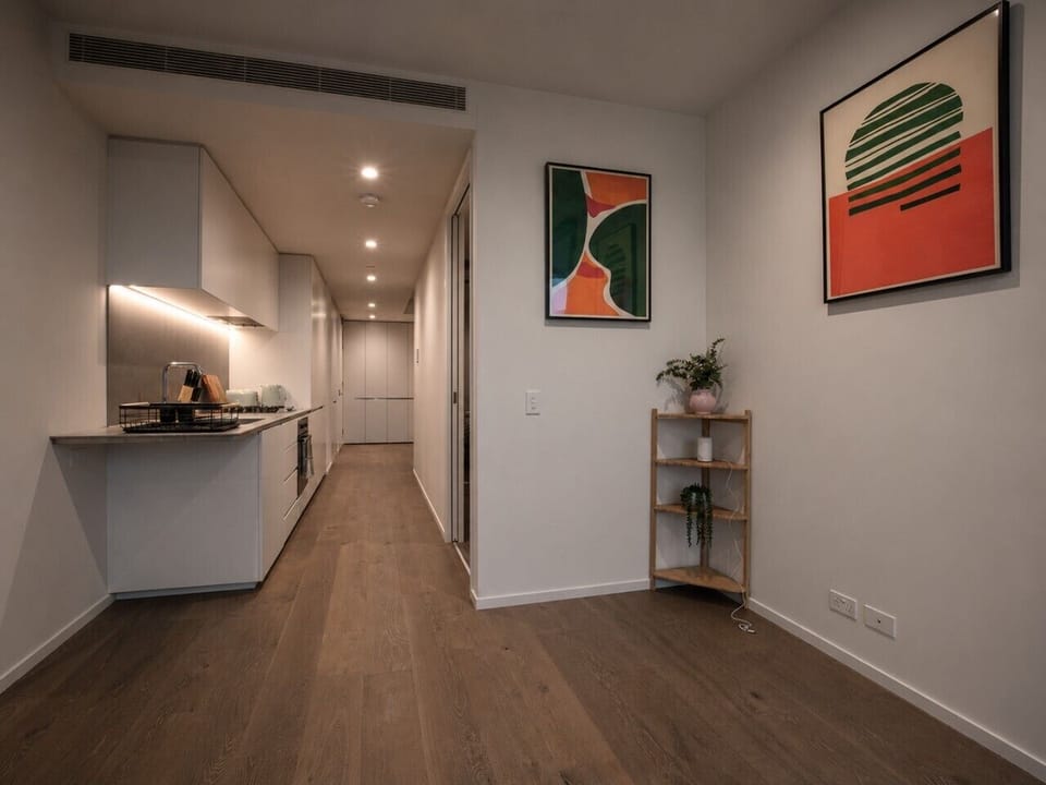 The kitchenette is fully equipped for a convenient stay.