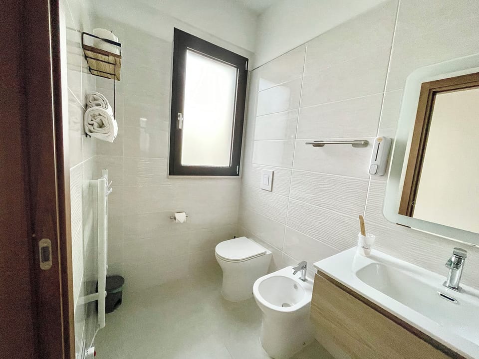 Comfort Single Room, 1 King Bed, Private Bathroom | Bathroom | Shower, hair dryer, slippers, towels