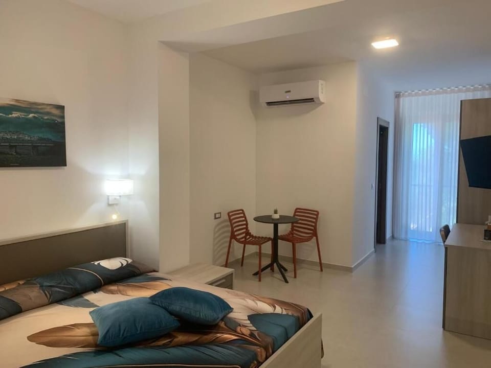 Comfort Single Room, 1 King Bed, Private Bathroom | In-room safe, desk, laptop workspace, blackout drapes