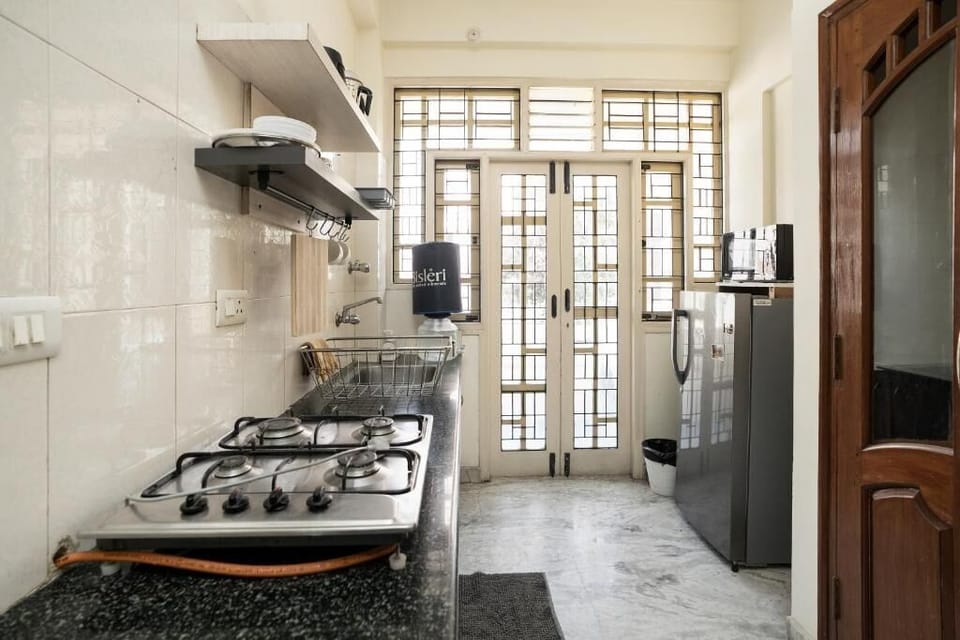 Standard Apartment, Balcony, City View | Private kitchen | Microwave, oven, stovetop, cookware/dishes/utensils