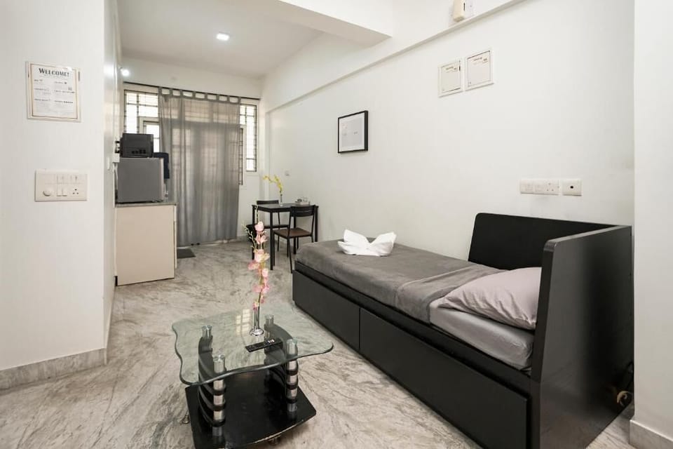 Standard Apartment, Balcony, City View | Interior