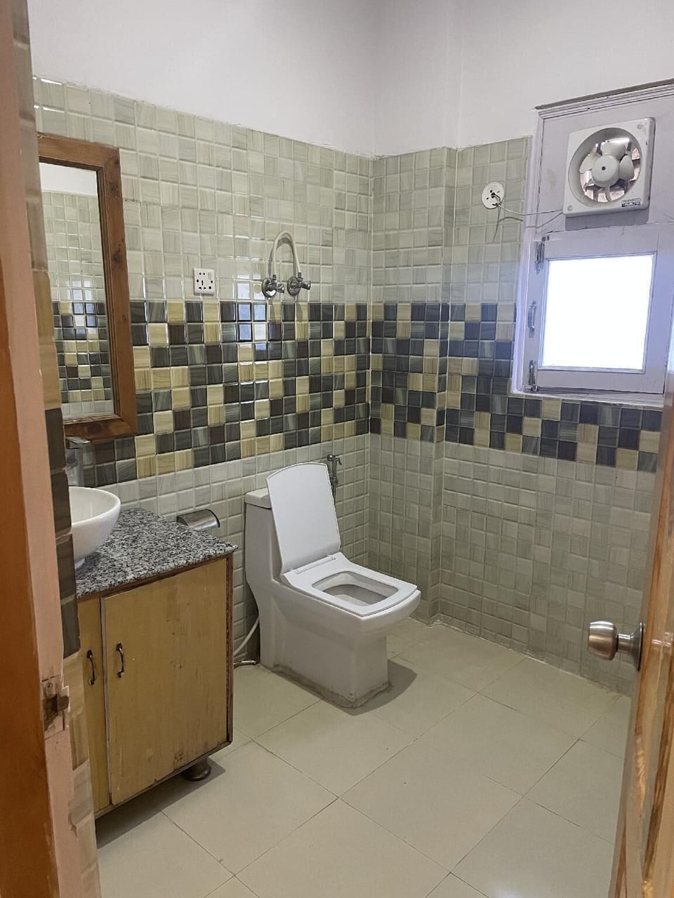 Superior Room, City View | Bathroom | Shower, towels, soap, shampoo