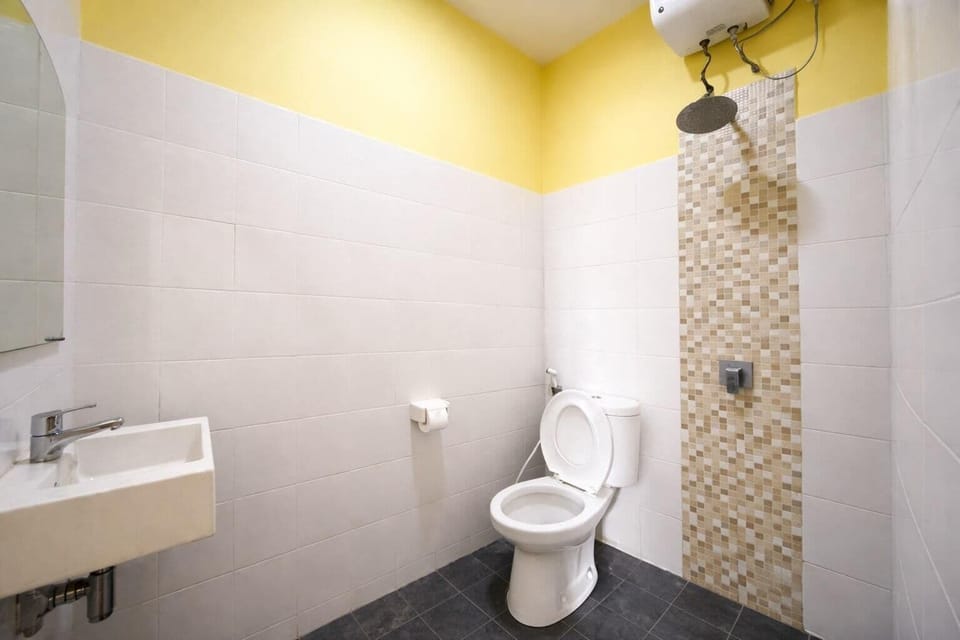 Deluxe Double Room, Balcony, Pool View | Bathroom | Shower, bidet