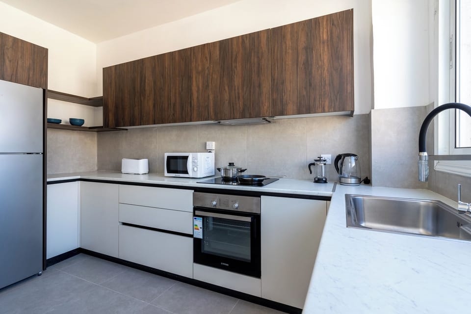 Apartment, 3 Bedrooms, Kitchen, City View | Private kitchen | Coffee/tea maker, full-size fridge, microwave, oven