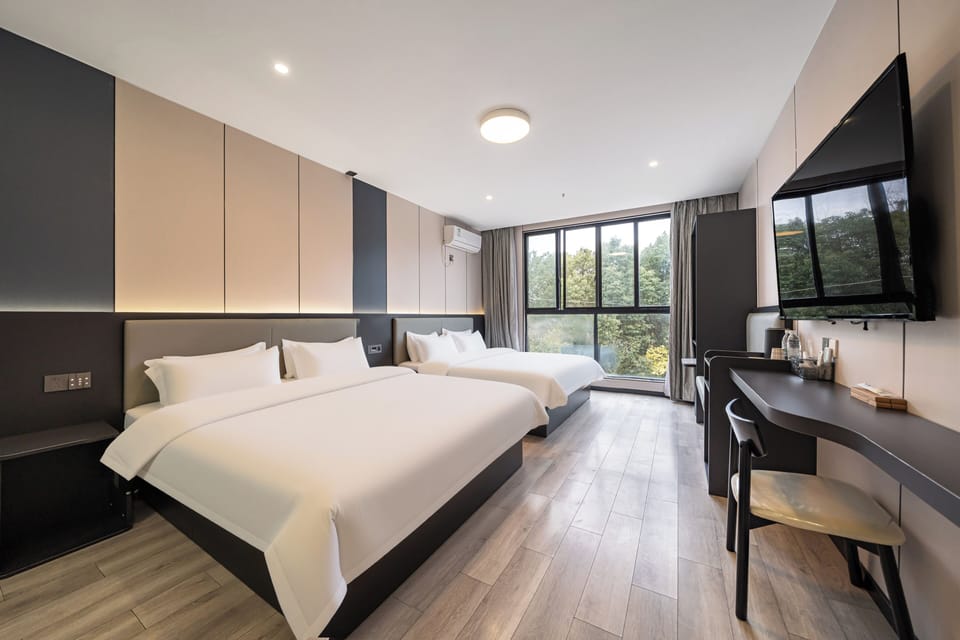 Senior Twin Room | Desk, blackout drapes, soundproofing, iron/ironing board
