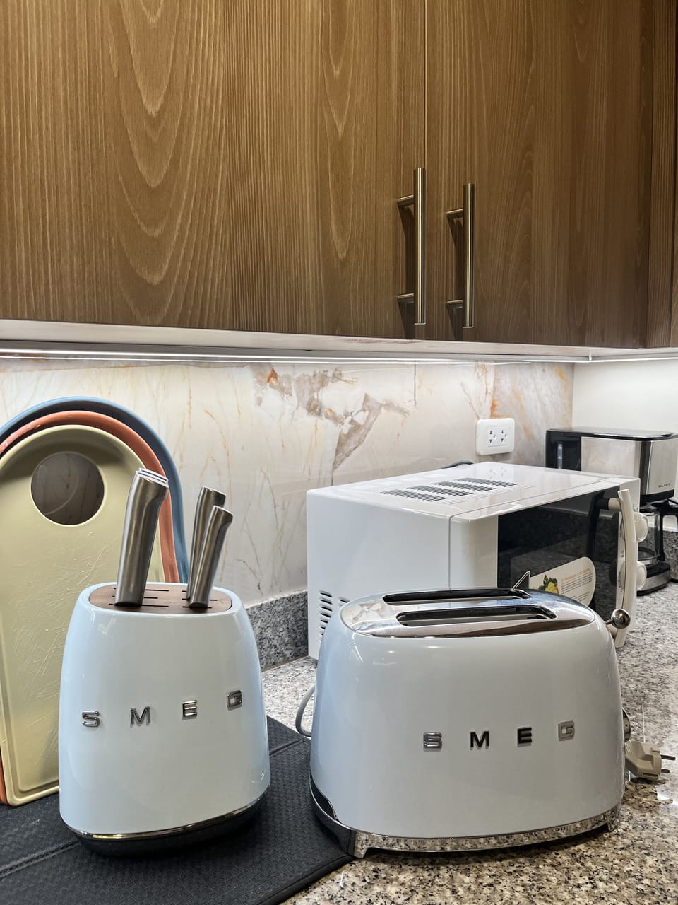 Deluxe Condo, 2 Bedrooms, Balcony, Lake View | Private kitchen | Electric kettle