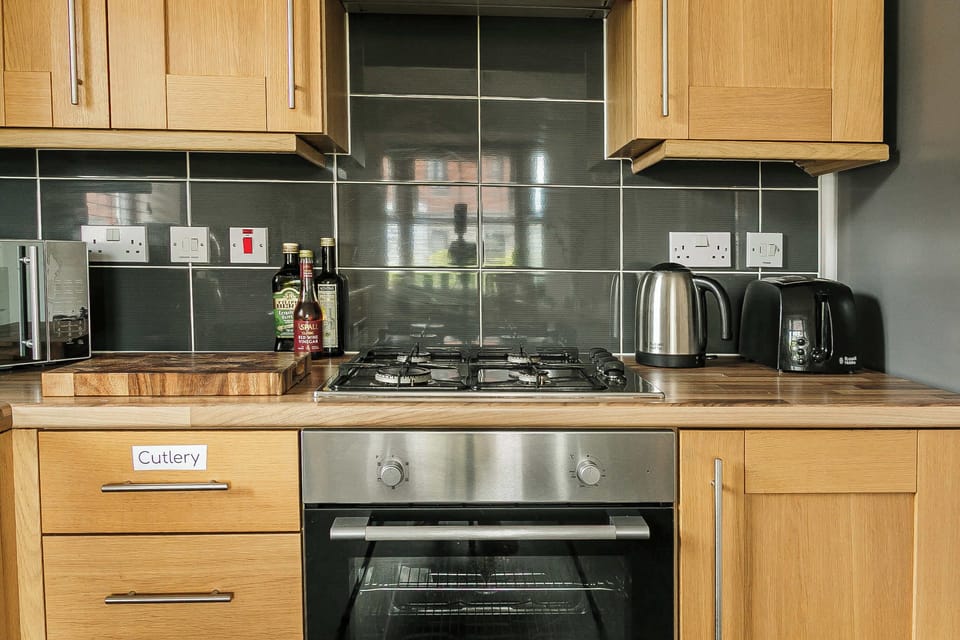 Fully equipped kitchen with oven and hob in Long Eaton serviced house