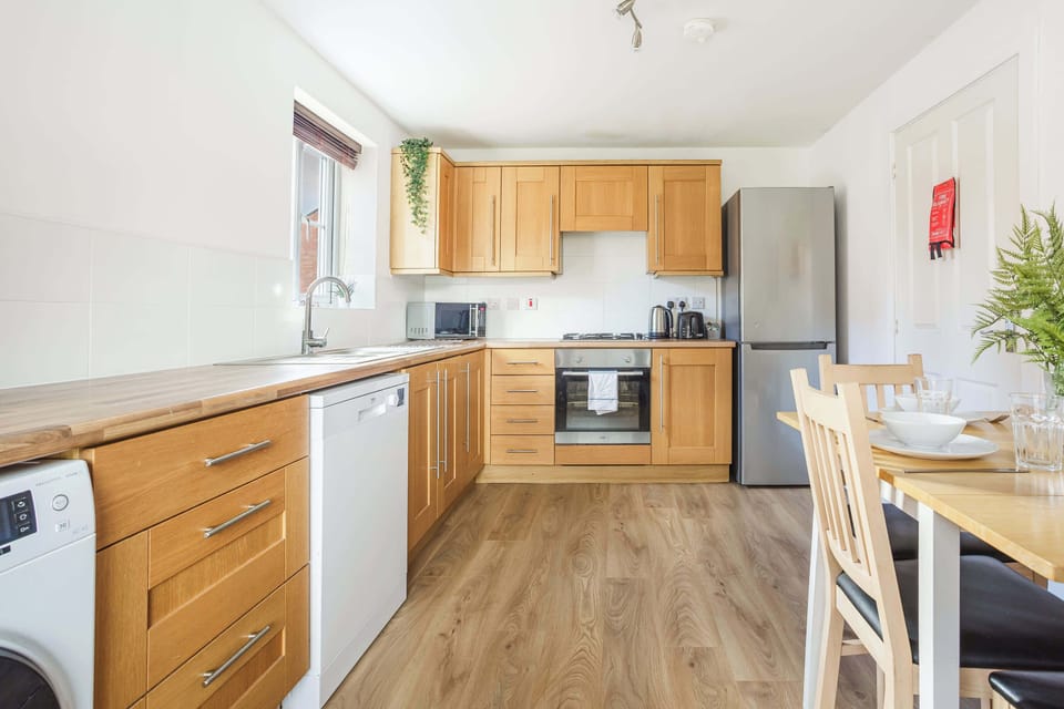 Fully equipped kitchen in Long Eaton serviced accommodation