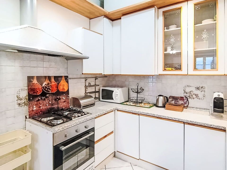 Kitchen Appliance, Kitchen, Countertop, Major Appliance, Cabinetry, Interior Design, Kitchen Stove, Home Appliance, Wood, Stove