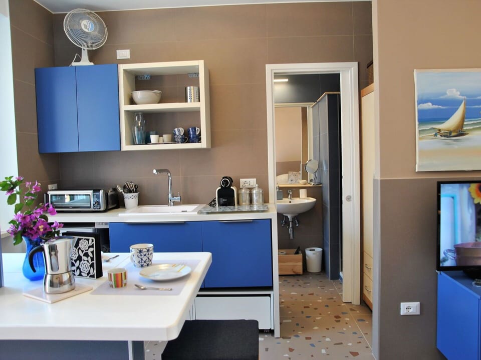 Water, Body Of Water, Coast, Coastal And Oceanic Landforms, Sea, Residential Area, Landscape, Ocean, Headland