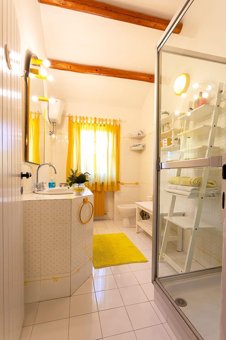 Comfort Double Room | Bathroom | Shower, hair dryer, bidet, towels
