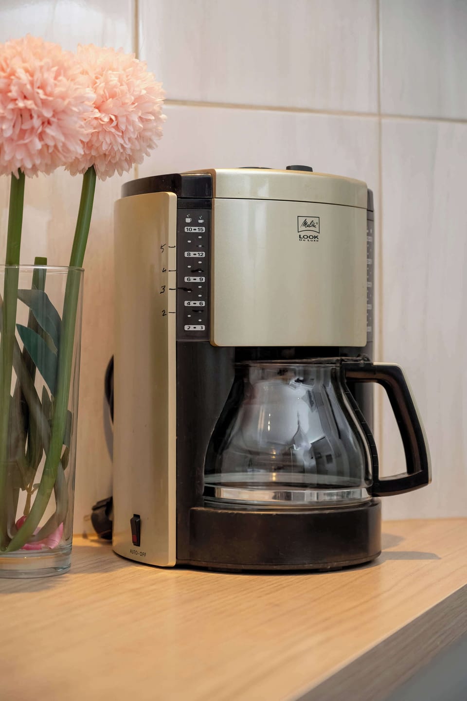 Coffee machine and kettle for guest use.