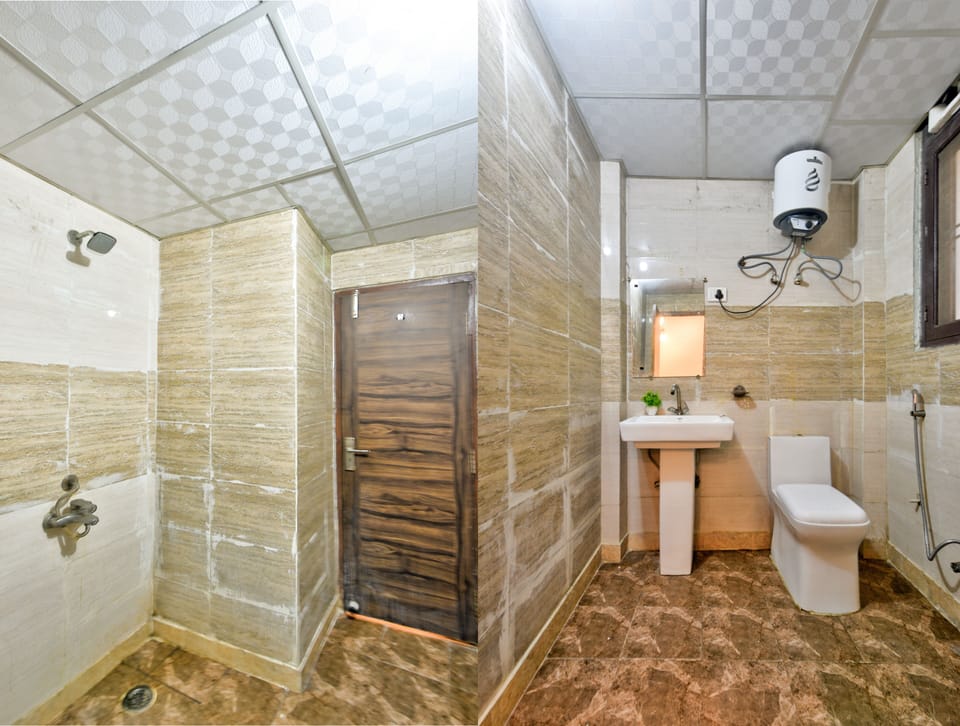 Deluxe Room, 1 King Bed | Bathroom | Shower, soap, shampoo, toilet paper